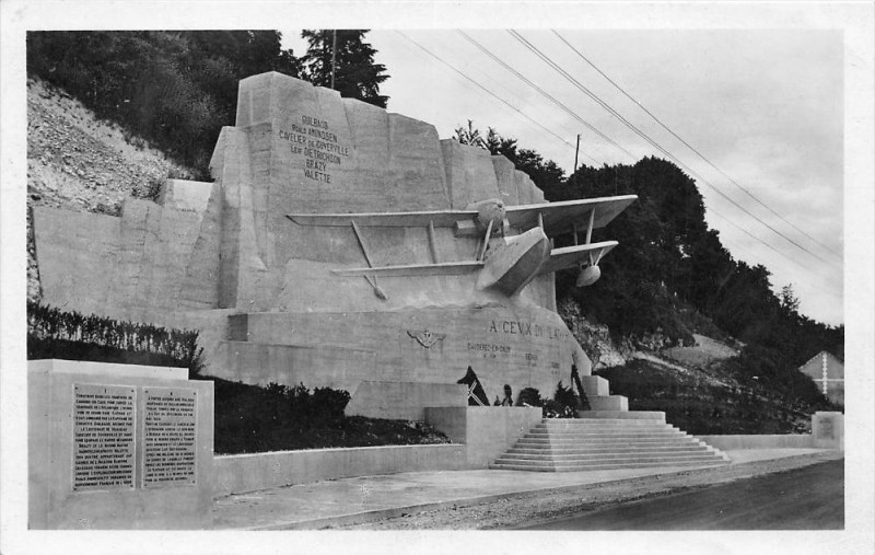 Carte postale ancienne Caudebec En Caux Monument Aux Heros Du Latham