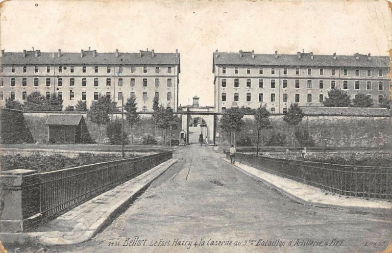 Carte postale ancienne Belfort Le Fort Hatry Et Caserne Du 9e Bataillon D'Artillerie A Pied à Belfort