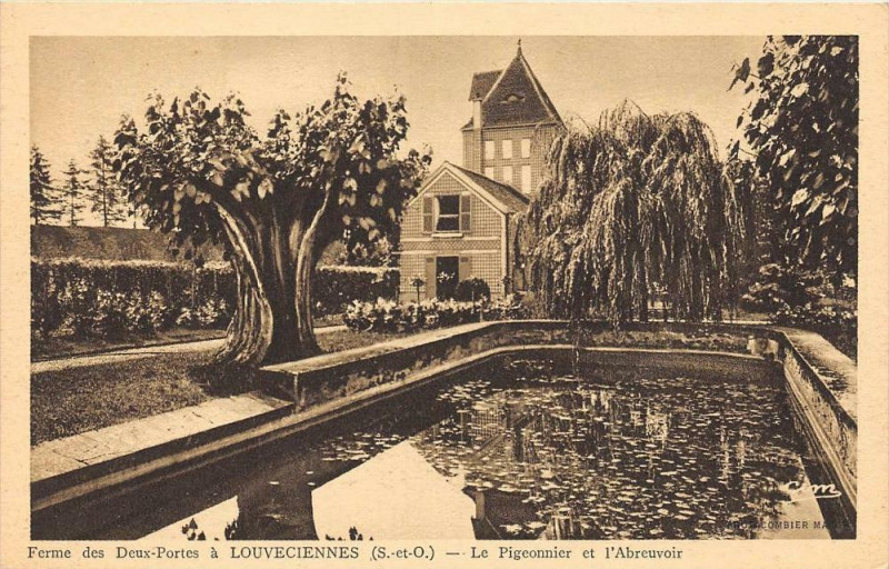 Carte postale ancienne Ferme Des Deux Portes A Louvenciennes Pigeonnier Abreuvoir