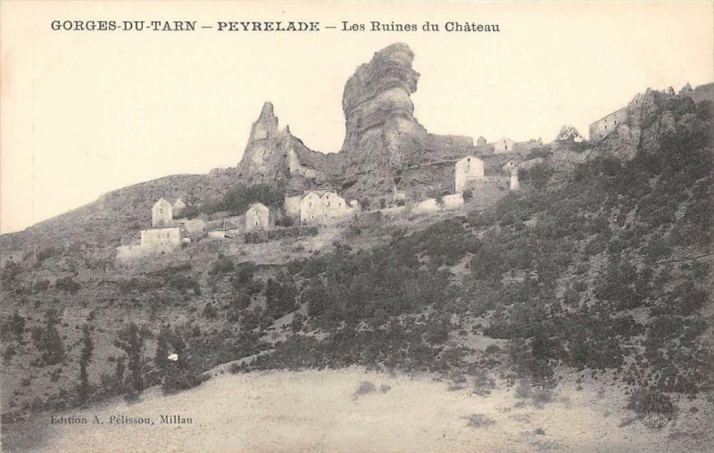 Carte postale ancienne Peyrelade Les Ruines Du Chateau