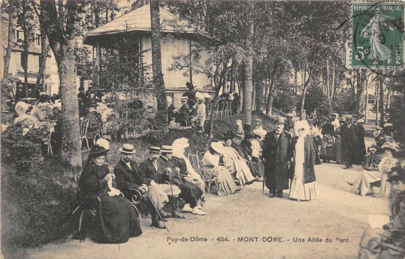 Carte postale ancienne Mont Dore Une Allee Du Parc à Mont-Dore