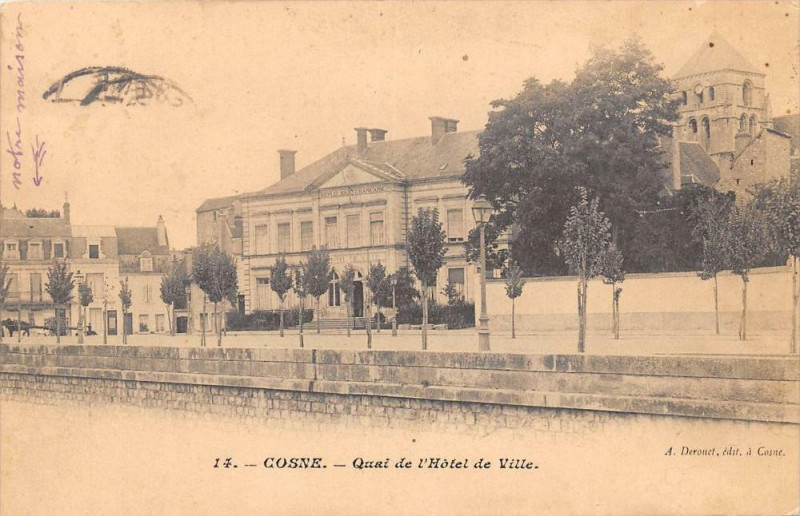 Carte postale ancienne Cosne Quai De L'Hotel De Ville