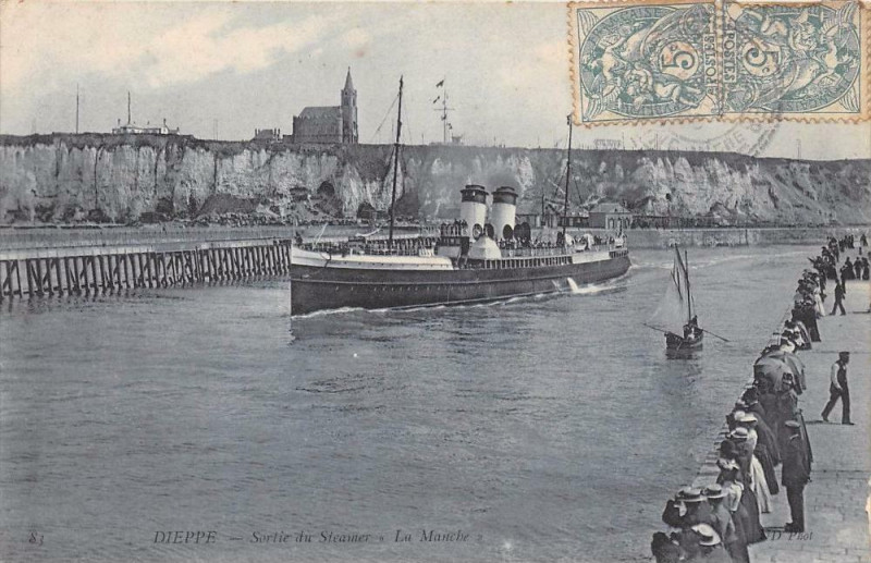 Carte postale ancienne Dieppe Sortie Du Steamer La Manche à Dieppe
