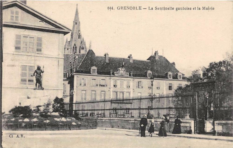 Carte postale ancienne Grenoble La Sentinelle Gauloise Mairie à Grenoble