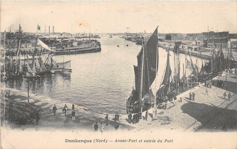 Carte postale ancienne Dunkerque L'Avant Port Et Entree Du Port à Dunkerque