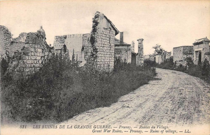 Carte postale ancienne Prunay Ruines Du Village à Prunay