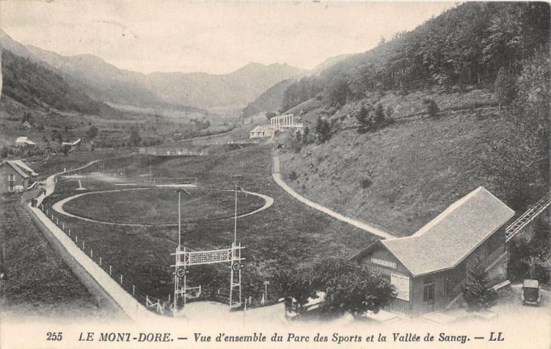 Carte postale ancienne Le Mont Dore Vue D'Ensemble Du Parc Des Sports à Mont-Dore