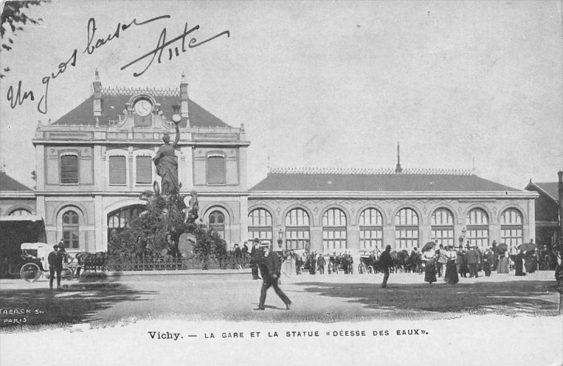 Carte postale ancienne Vichy La Gare Et La Statue Deesse Des Eaux à Vichy