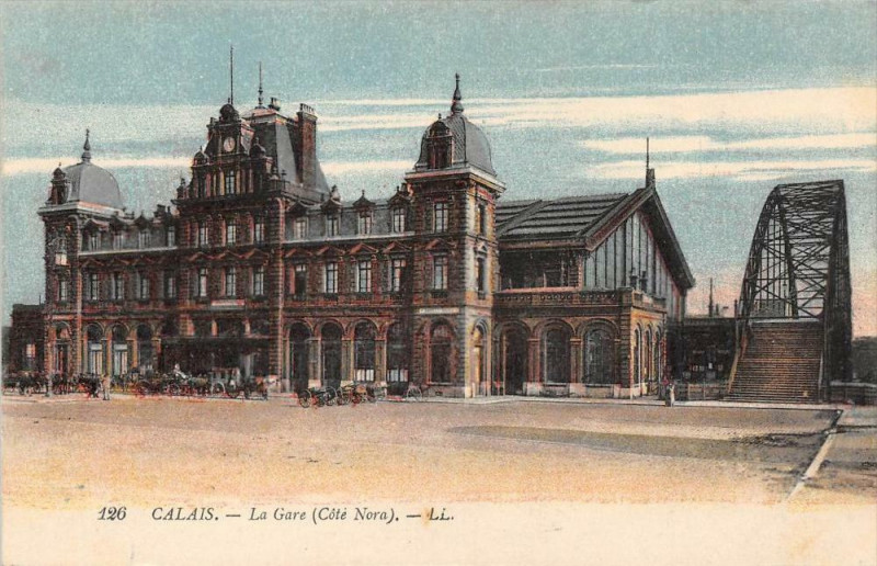 Carte postale ancienne Calais La Gare Cote Nord à Calais