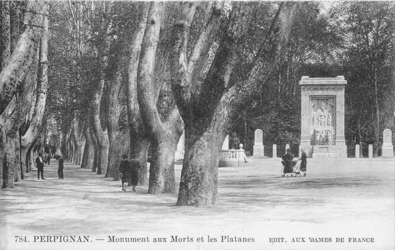 Carte postale ancienne Perpignan Monument Aux Morts Et Platanes à Perpignan