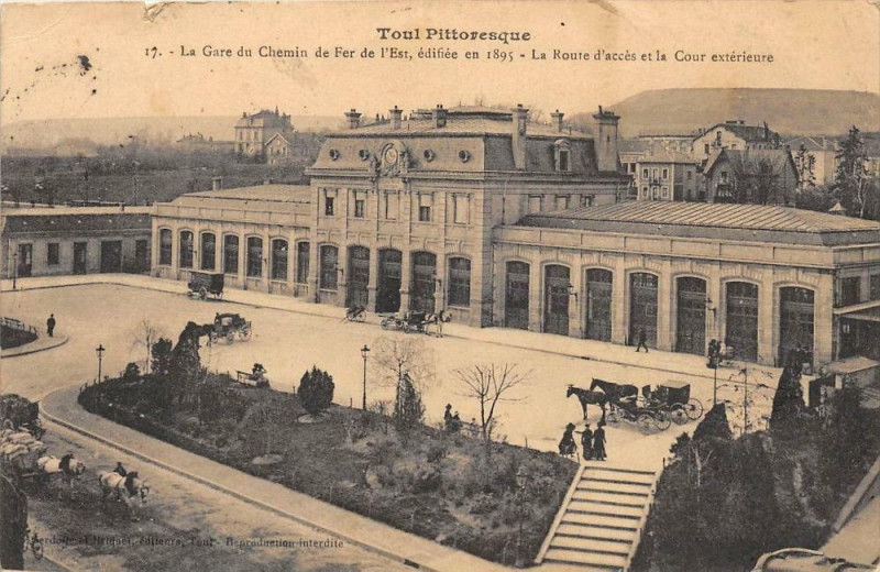 Carte postale ancienne Toul La Gare Du Chemin De Fer De L'Est Route Acces Cour Exterieure à Toul
