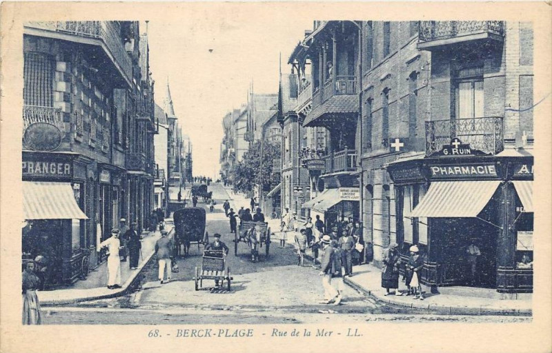 Carte postale ancienne Berck Plage La Rue De La Mer à Berck