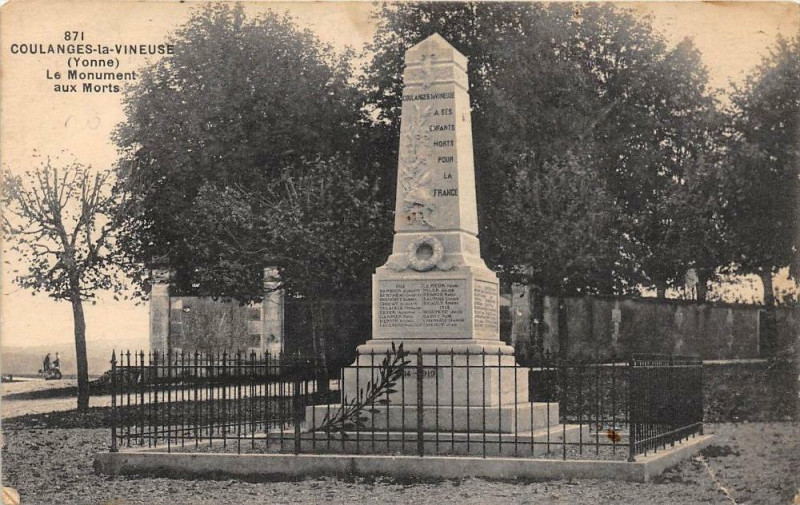 Carte postale ancienne Coulanges La Vineuse Le Monument à Coulanges-la-Vineuse