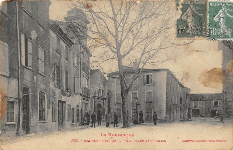 Carte postale ancienne Salces La Place Et L'Eglise