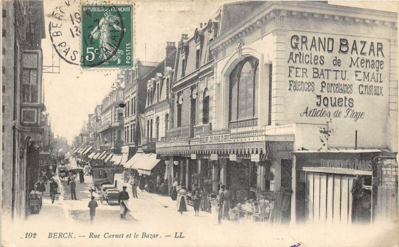 Carte postale ancienne Berck Plage Rue Carnot Et Le Bazar à Berck