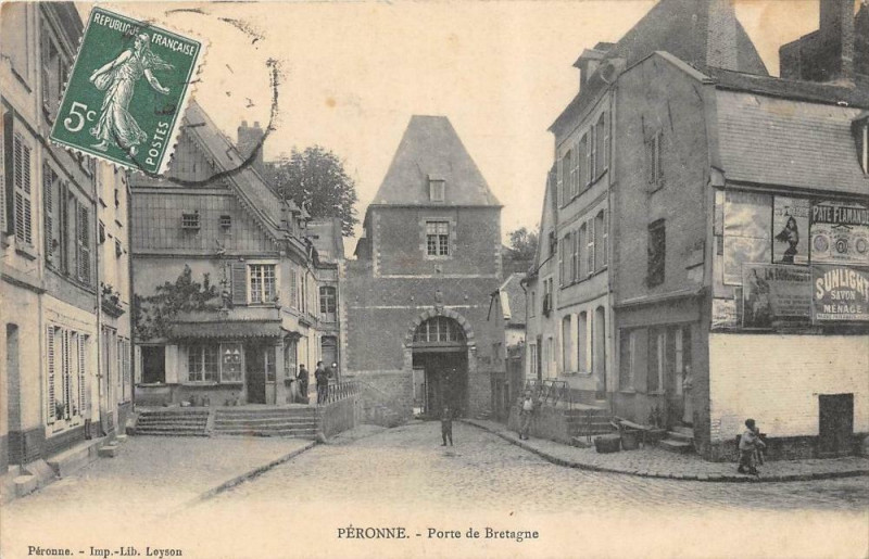 Carte postale ancienne Peronne Porte De Bretagne à Péronne