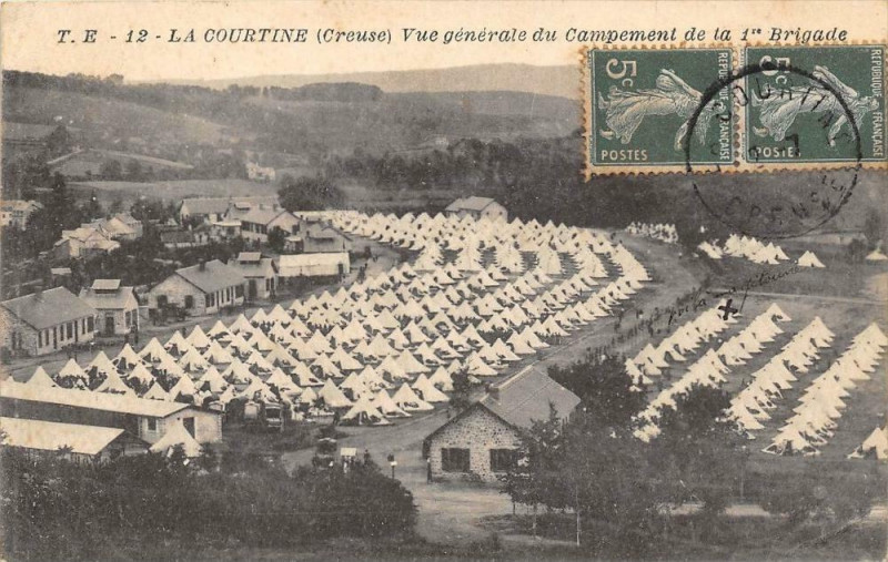 Carte postale ancienne La Courtine Vue 1ERE Brigade (frais de port offert à La Courtine