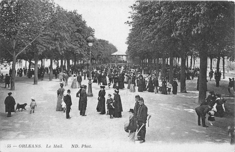 Carte postale ancienne Orleans Le Mail à Orléans
