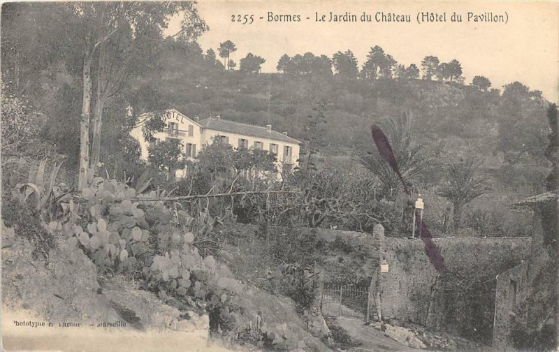 Carte postale ancienne Bormes Le Jardin Du Chateau