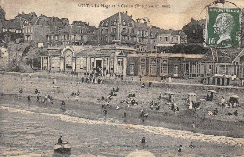 Carte postale ancienne Ault La Plage Et Le Casino Vue Prise En Mer à Ault