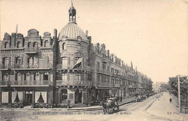 Carte postale ancienne Berck Plage L'Hotel Des Terrasses Et L'Avenue De La Gare à Berck