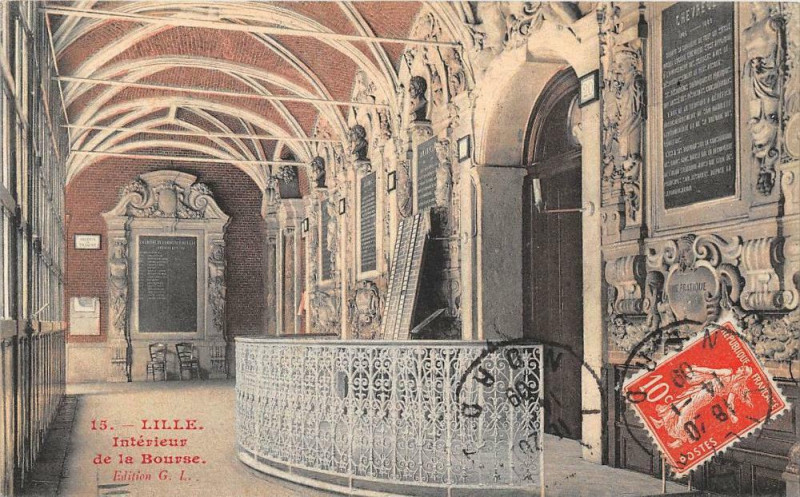 Carte postale ancienne Lille Interieur De La Bourse à Lille