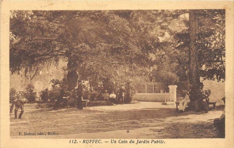 Carte postale ancienne Ruffec Un Coin Du Jardin Public à Ruffec
