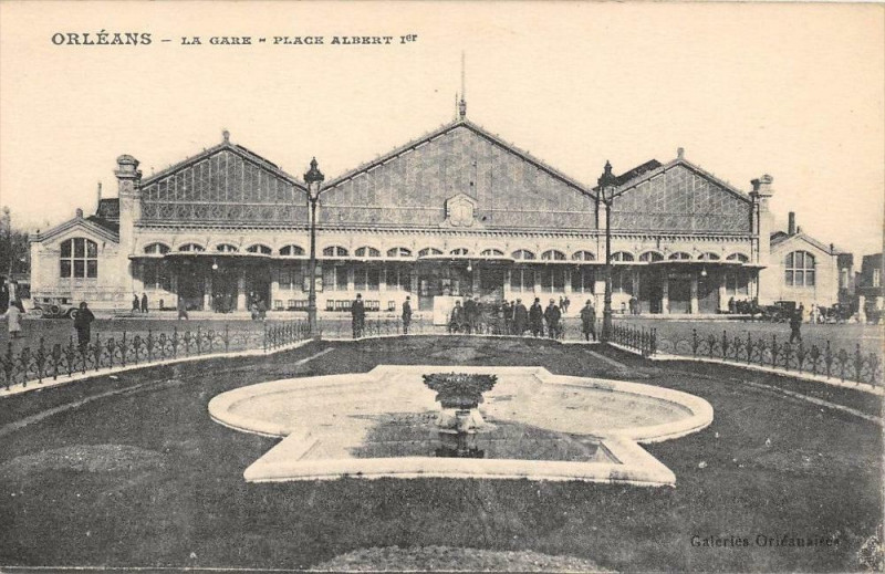 Carte postale ancienne Orleans La Gare Place Albert 1ER à Orléans