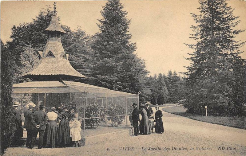 Carte postale ancienne Vitre Le Jardin Des Plantes La Voliere à Vitré