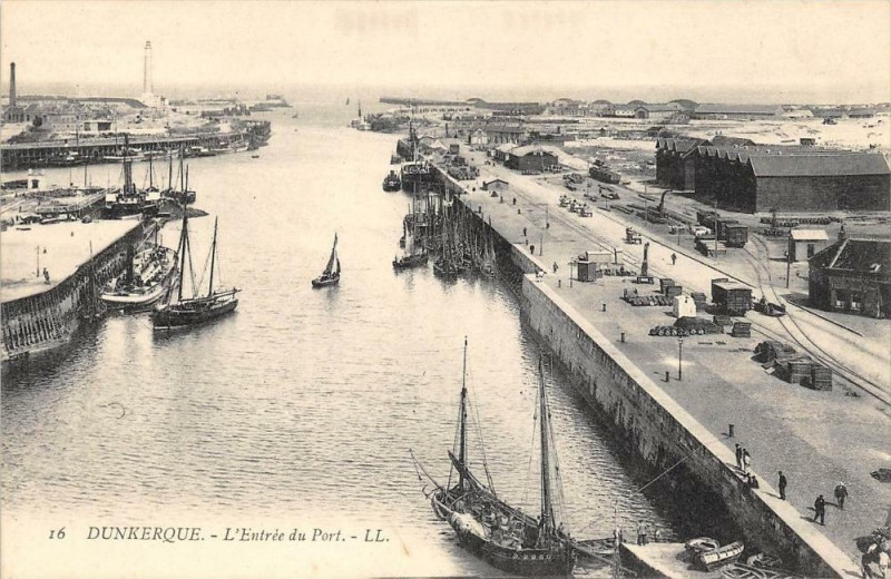 Carte postale ancienne Dunkerque L'Entree Du Port à Dunkerque