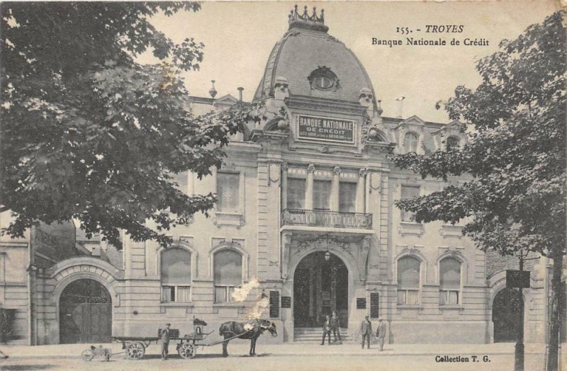 Carte postale ancienne Troyes Banque Nationale De Credit à Troyes