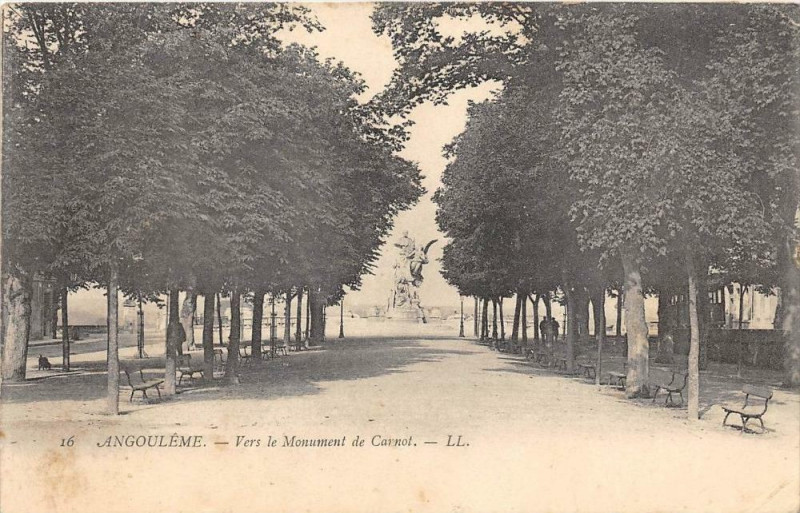 Carte postale ancienne Angouleme Vers Le Monument De Carnot (dos non divisé) à Angoulême