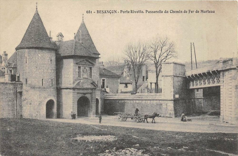 Carte postale ancienne Besancon Porte Rivotte Passerelle Chemin De Fer De Morteau à Besançon