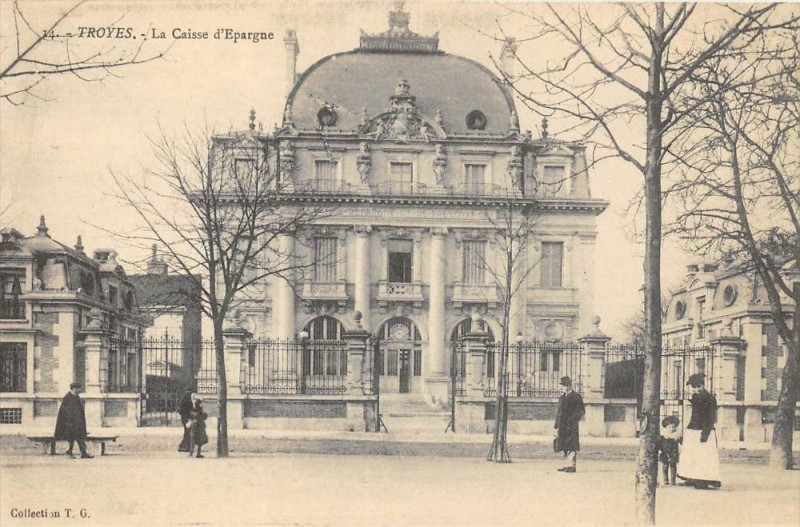 Carte postale ancienne Troyes La Caisse D'Epargne à Troyes