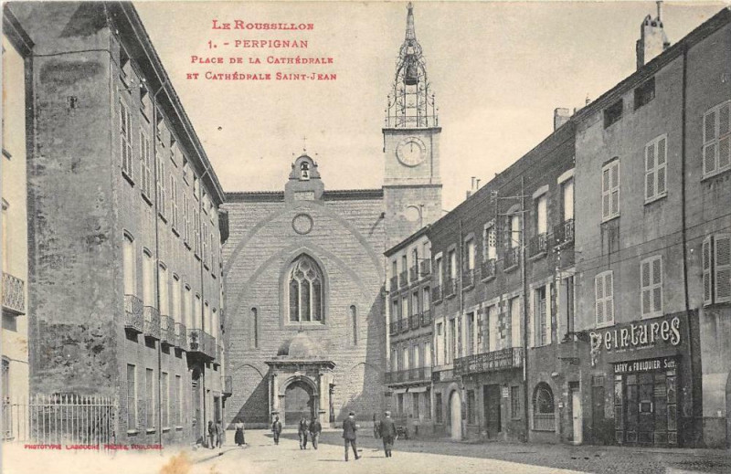 Carte postale ancienne Perpignan La Place De La Cathedrale à Perpignan