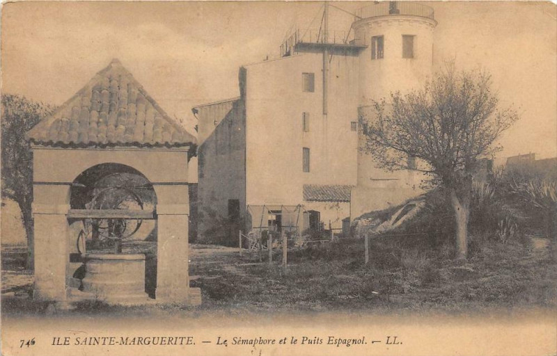 Carte postale ancienne Ile Sainte-Marguerite Le Semaphore Et Puits Espagnol