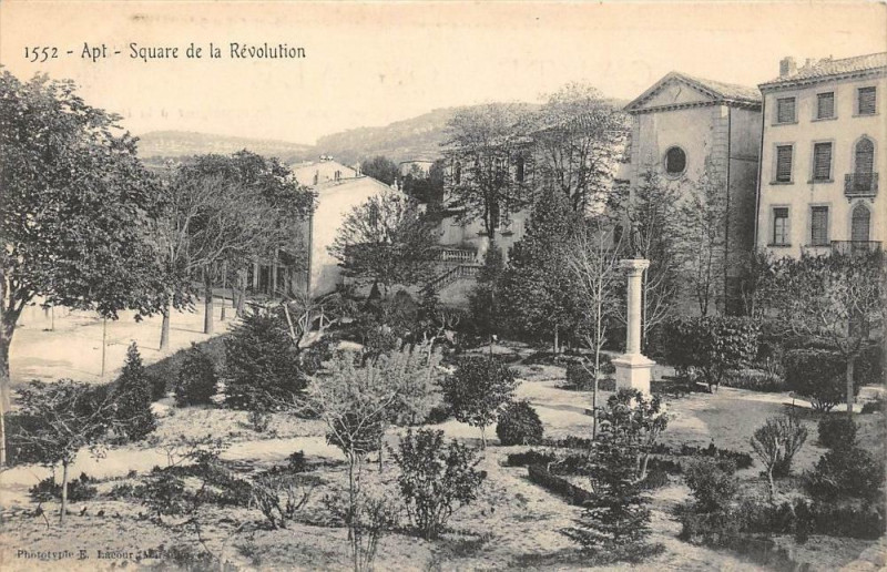 Carte postale ancienne Apt Square De La Revolution à Apt