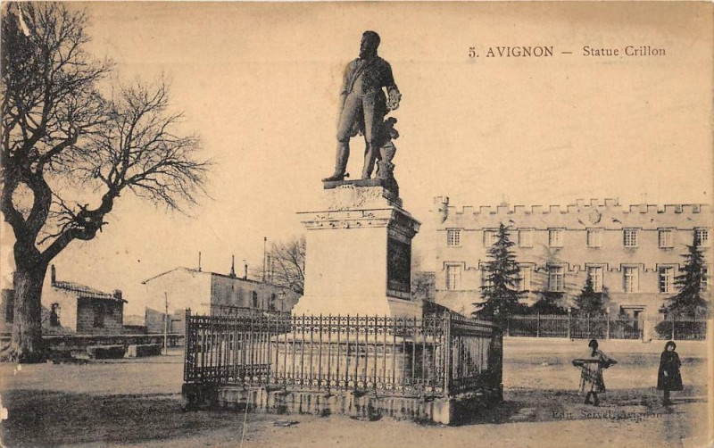 Carte postale ancienne Avignon Statue Crillon à Avignon