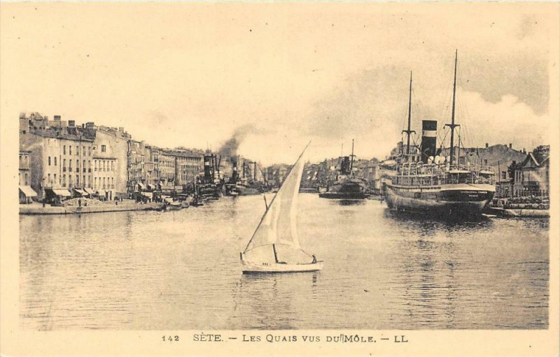 Carte postale ancienne Sete Les Quais Vus Du Mole à Sète