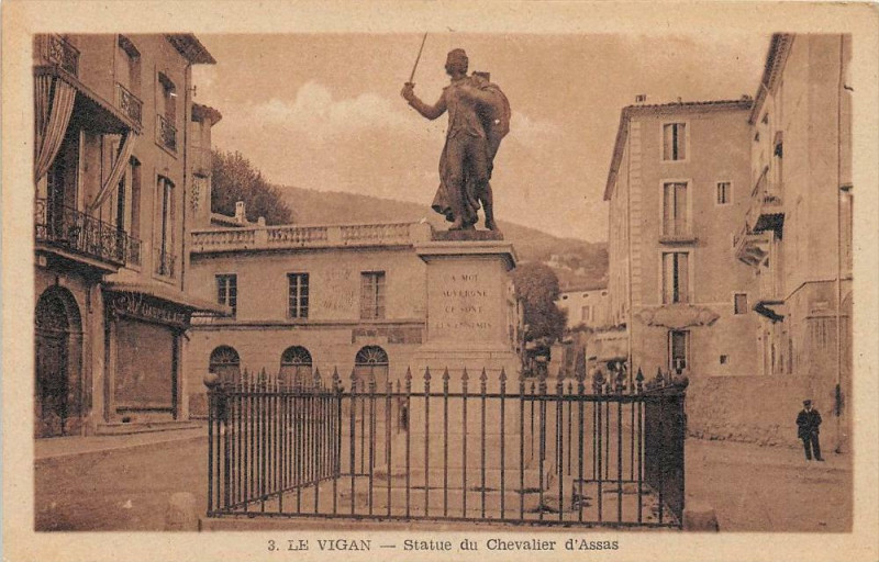 Carte postale ancienne Le Vigan La Statue D'Assas au Vigan
