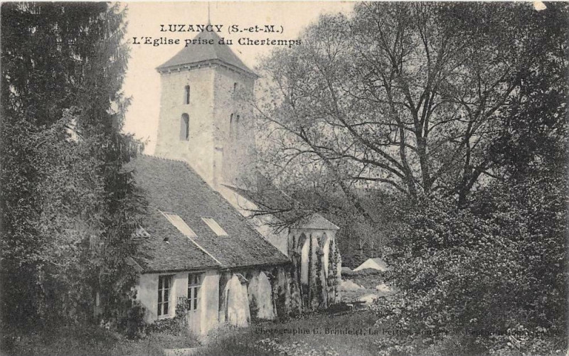 Carte postale ancienne Luzancy L'Eglise Prise Du Chertemps à Luzancy