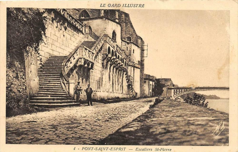Carte postale ancienne Pont Saint-Esprit Escaliers