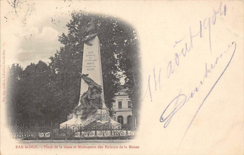Carte postale ancienne Bar Le Duc Place De La Gare Monument Enfants De La Meuse (dos non divisé) à Bar-le-Duc