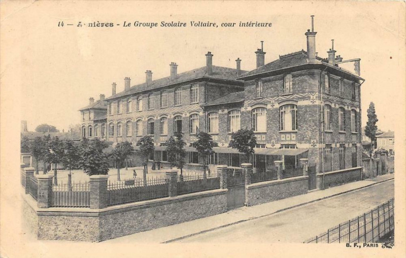 Carte postale ancienne Asnieres Le Groupe Scolaire Voltaire Cour Interieure