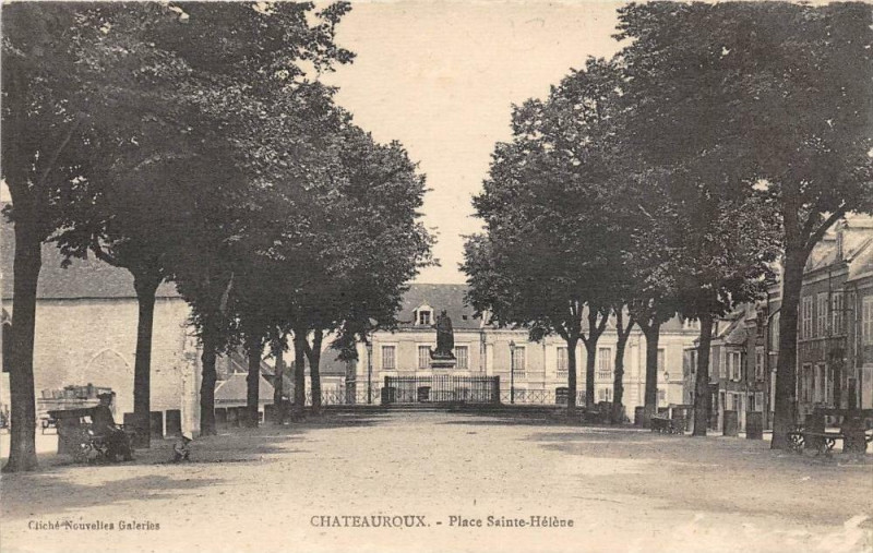 Carte postale ancienne Chateauroux Place Sainte-Helene à Châteauroux