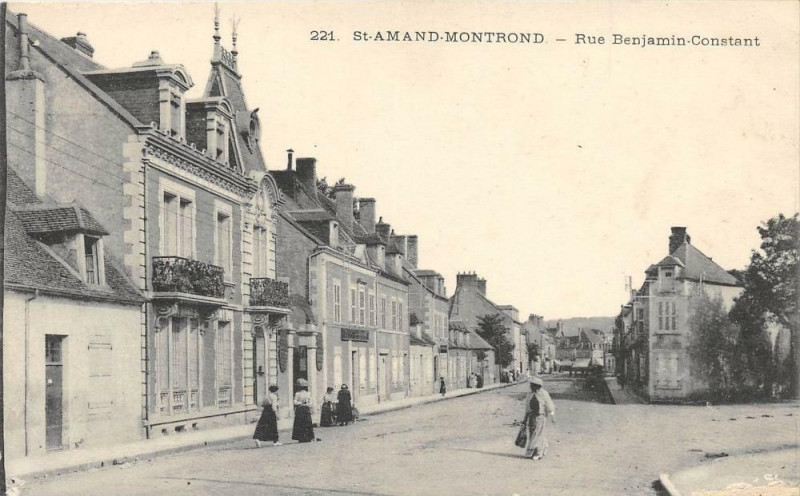 Carte postale ancienne Sait Amand Montrond Rue Benjamin Constant