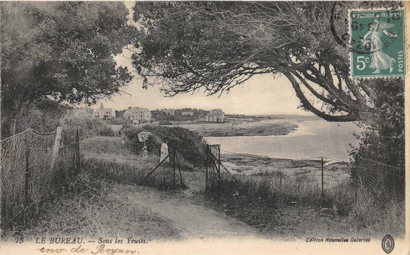 Carte postale ancienne Le Bureau Sous Les Yeuses