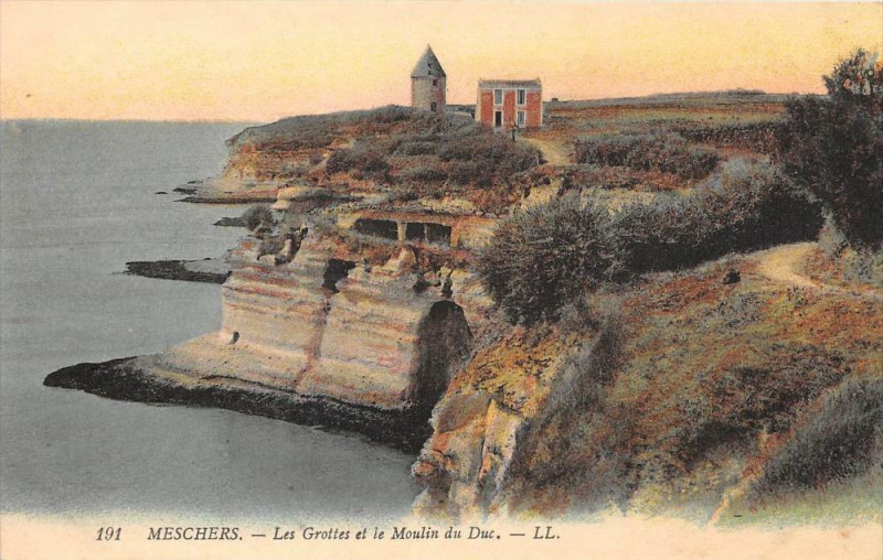 Carte postale ancienne Meschers Les Grottes Et Moulin Du Duc