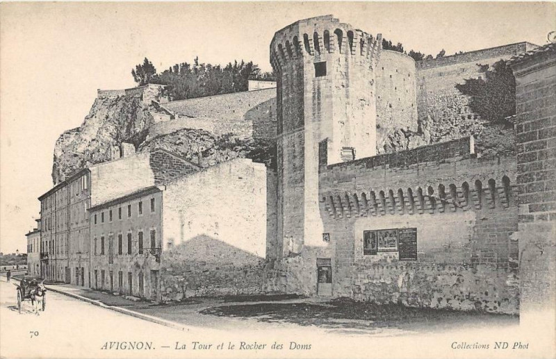Carte postale ancienne Avignon La Tour Et Rocher Des Doms à Avignon