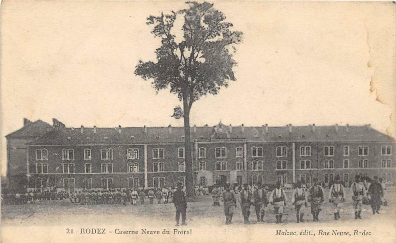Carte postale ancienne Rodez Caserne Neuve Du Foiral à Rodez